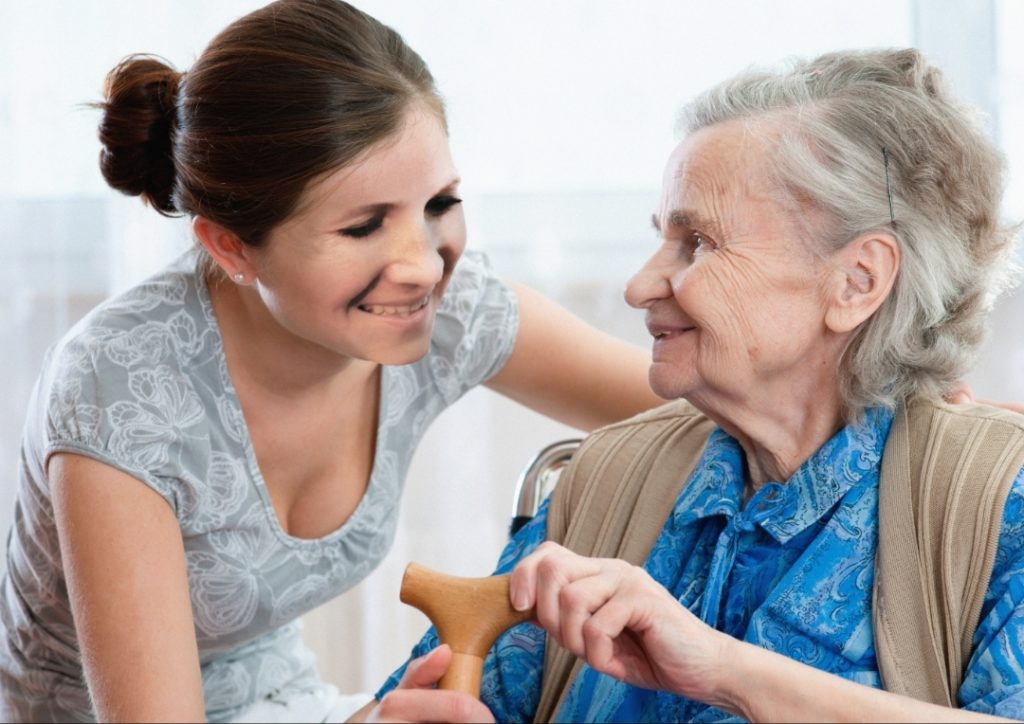 Seniorenbegleitung, Betreuung älterer Menschen, junger Mensch hilft, Rentner